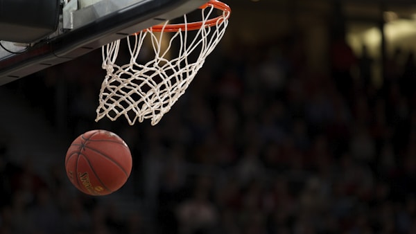 NBA篮球赛场扣篮瞬间，湖人队詹姆斯飞身暴扣